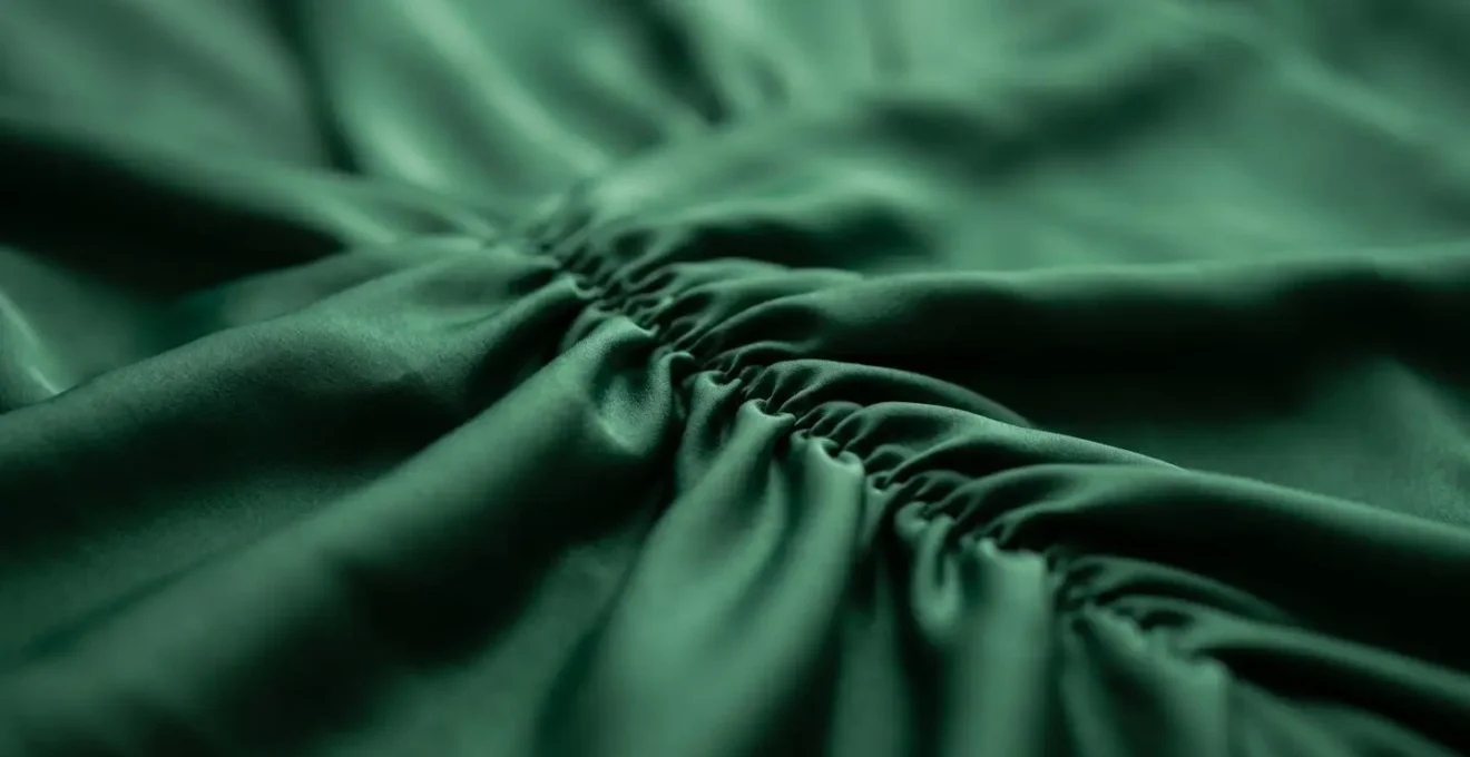 Detalle macro de drapeado estratégico en cintura de vestido