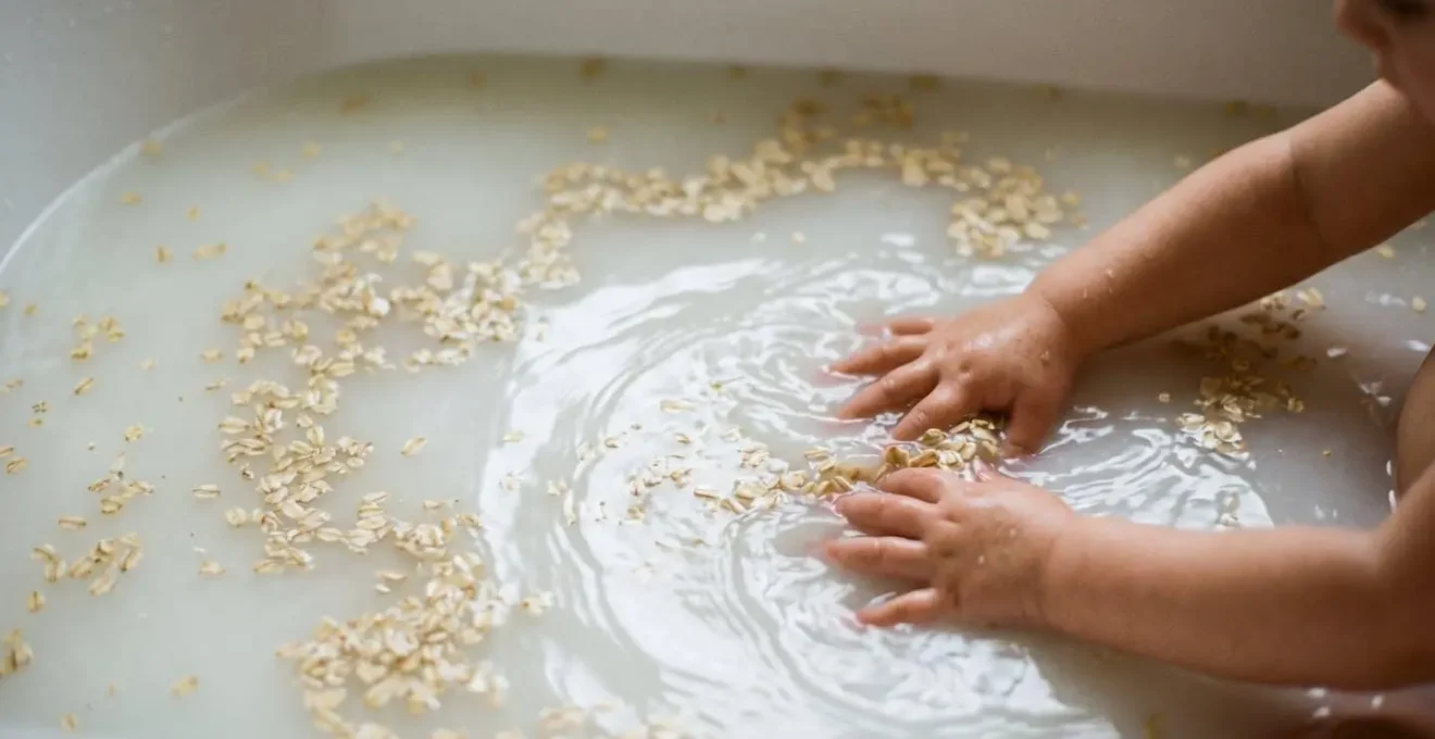 Manos de niño jugando con agua lechosa de baño de avena